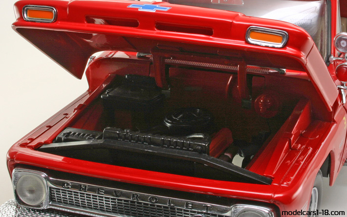 1965 - Chevrolet C-20 Fire Truck Sun Star 1/18 (Червен) Двигател