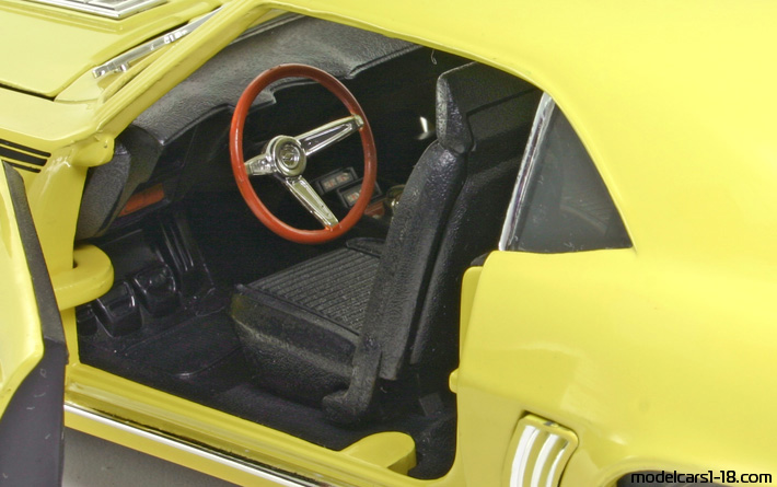 1969 - Chevrolet Camaro SS 396 ERTL 1/18 (Жълт) Интериор арматурно табло