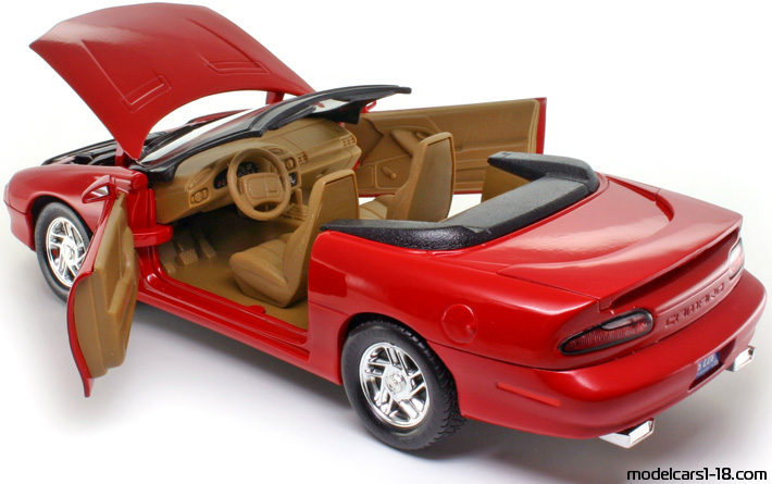 1996 - Chevrolet Camaro Z/28 ERTL 1/18 (Червен) Отваряеми части
