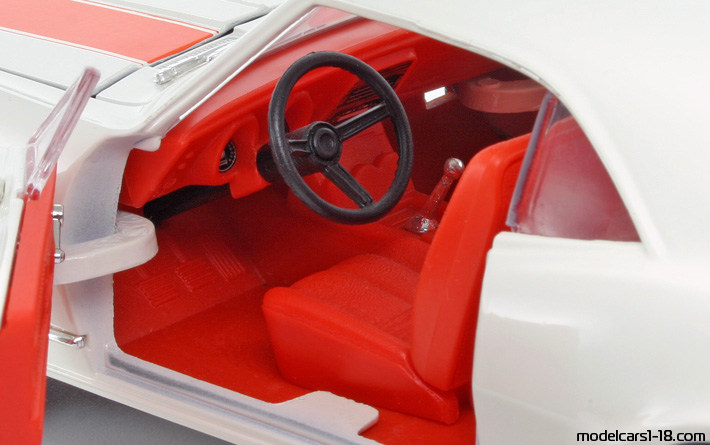 1967 - Chevrolet Camaro Z/28 Road Signature 1/18 (Бял / Оранжев) Интериор арматурно табло