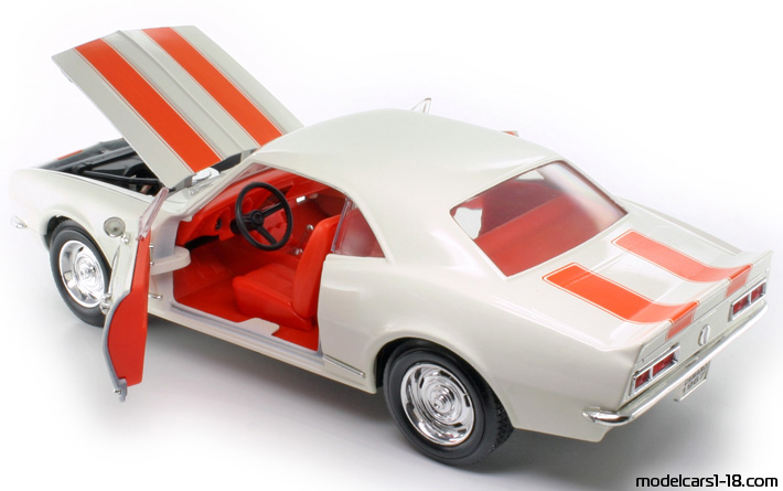 1967 - Chevrolet Camaro Z/28 Road Signature 1/18 (Бял / Оранжев) Отваряеми части