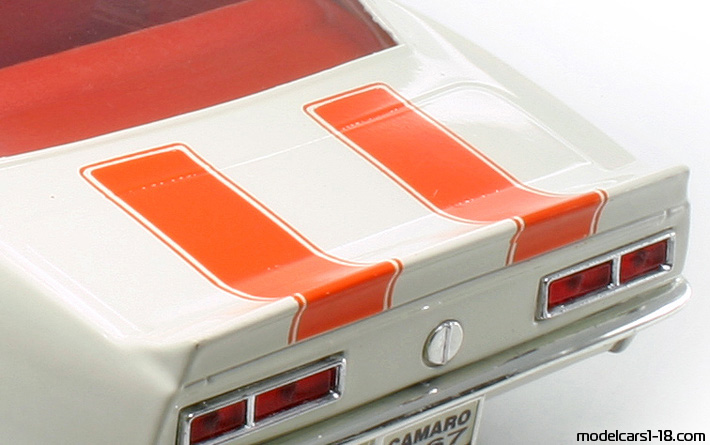 1967 - Chevrolet Camaro Z/28 Road Signature 1/18 (Бял / Оранжев) Багажник / Отварящи се фарове