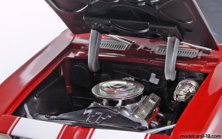1969 - Chevrolet Camaro Z/28 ERTL 1/18 (Червен / Бял) Двигател