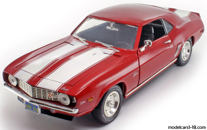 1969 - Chevrolet Camaro Z/28 ERTL 1/18 (Червен / Бял) Предна лява страна