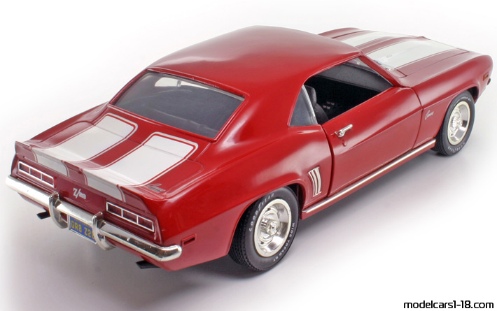 1969 - Chevrolet Camaro Z/28 ERTL 1/18 (Червен / Бял) Задна дясна страна
