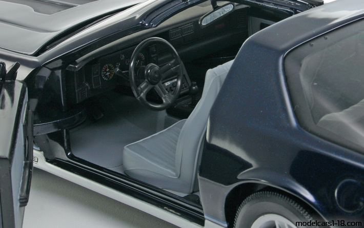 1982 - Chevrolet Camaro Z/28 Sun Star 1/18 (Син / Светло сребрист) Интериор арматурно табло