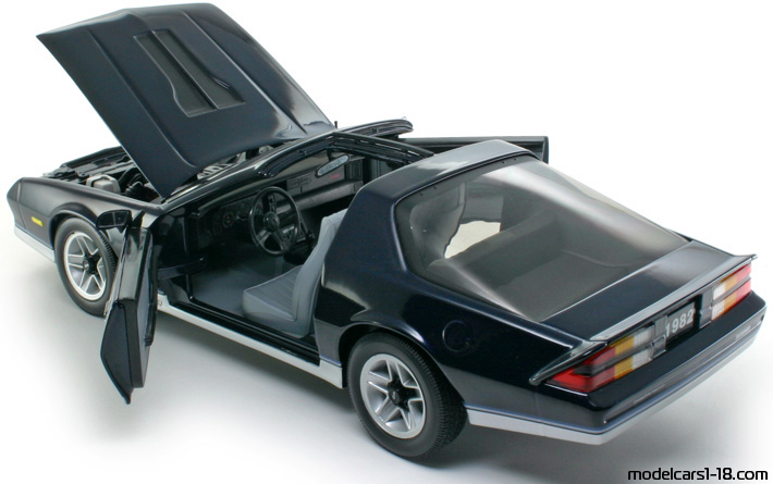 1982 - Chevrolet Camaro Z/28 Sun Star 1/18 (Син / Светло сребрист) Отваряеми части