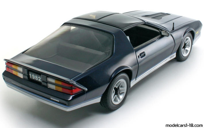 1982 - Chevrolet Camaro Z/28 Sun Star 1/18 (Син / Светло сребрист) Задна дясна страна