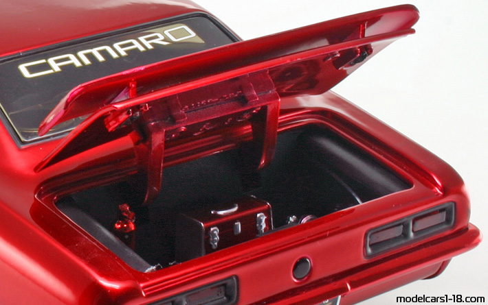 1968 - Chevrolet Camaro Jada Toys 1/18 (Червен / Светло сребрист) Багажник / Отварящи се фарове