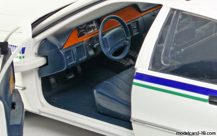 1996 - Chevrolet Caprice Police UT 1/18 (Бял / Син) Интериор арматурно табло