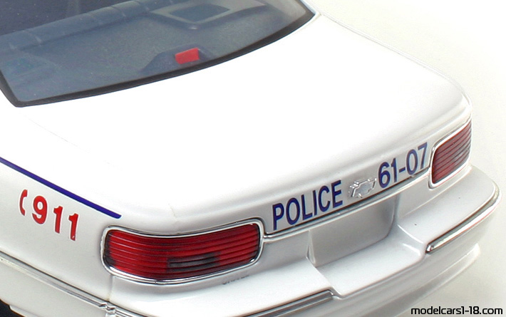 1996 - Chevrolet Caprice Police UT 1/18 (Бял / Син) Багажник / Отварящи се фарове