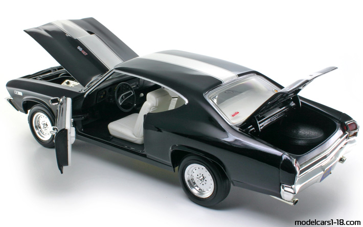 1969 - Chevrolet Chevelle SS 427 ERTL 1/18 (Черен / Бял) Отваряеми части