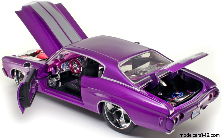 1971 - Chevrolet Chevelle SS 454 Maisto 1/18 (Розов / Сребрист) Отваряеми части