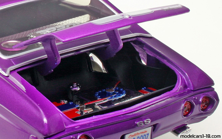 1971 - Chevrolet Chevelle SS 454 Maisto 1/18 (Розов / Сребрист) Багажник / Отварящи се фарове