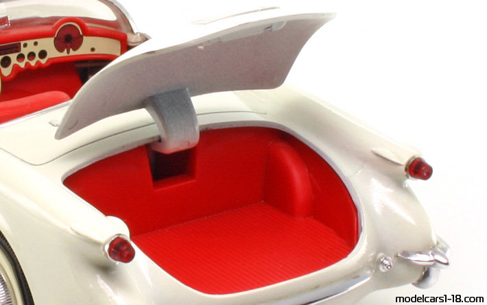 1953 - Chevrolet Corvette C1 Mira 1/18 (White) Багажник / Отварящи се фарове