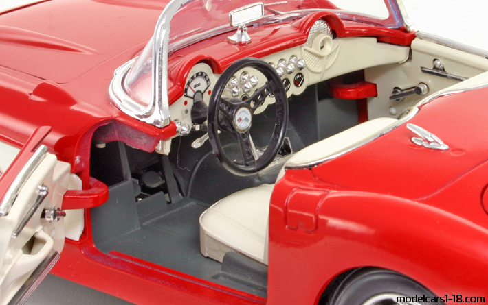 1957 - Chevrolet Corvette C1 Bburago 1/18 (Червен / Бял) Интериор арматурно табло