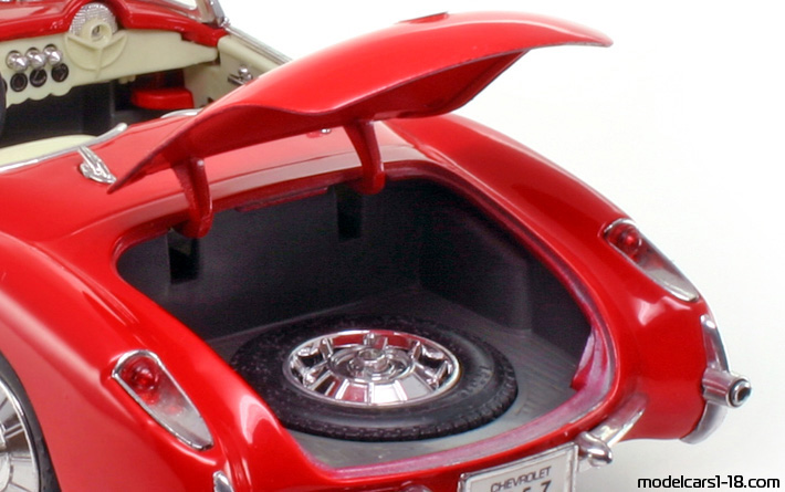 1957 - Chevrolet Corvette C1 Road Tough 1/18 (Червен / Бял) Багажник / Отварящи се фарове