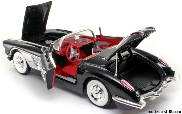 1958 - Chevrolet Corvette C1 Motor Max 1/18 (Черен / Сребрист) Отваряеми части