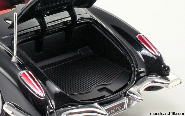 1958 - Chevrolet Corvette C1 Motor Max 1/18 (Черен / Сребрист) Багажник / Отварящи се фарове