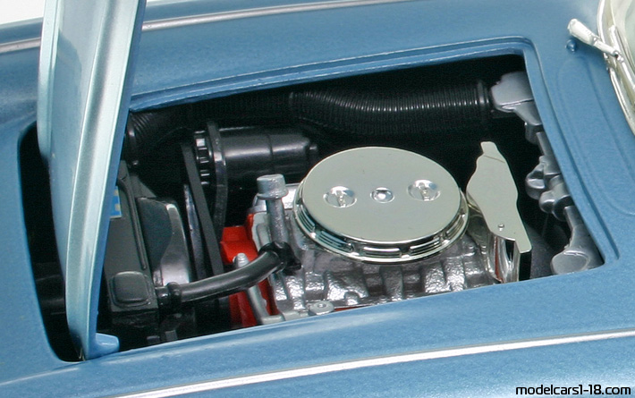 1961 - Chevrolet Corvette C1 ERTL 1/18 (Син / Бял) Двигател