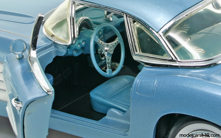 1961 - Chevrolet Corvette C1 ERTL 1/18 (Син / Бял) Интериор арматурно табло