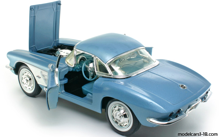 1961 - Chevrolet Corvette C1 ERTL 1/18 (Син / Бял) Отваряеми части