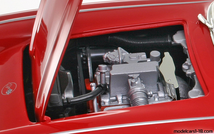 1962 - Chevrolet Corvette C1 ERTL 1/18 (Червен) Двигател