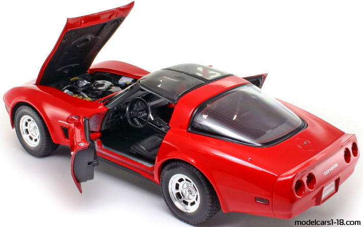 1982 - Chevrolet Corvette C3 Welly 1/18 (Червен) Отваряеми части