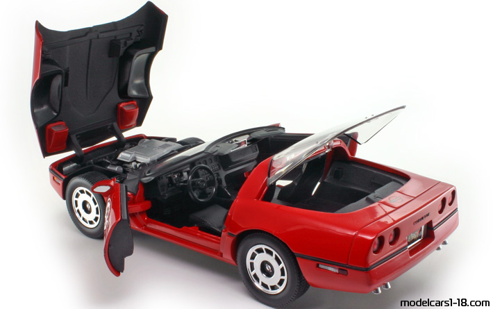 1984 - Chevrolet Corvette C4 ERTL 1/18 (Хромиран) Отваряеми части
