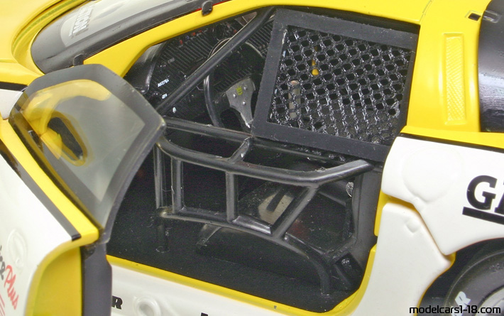 2000 - Chevrolet Corvette C5-R Action Collectibles 1/18 (Жълт / Бял) Интериор арматурно табло