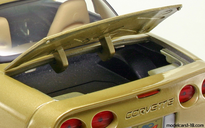 2003 - Chevrolet Corvette C5 Z06 Guldstrand Maisto 1/18 (Жълт / Син) Багажник / Отварящи се фарове