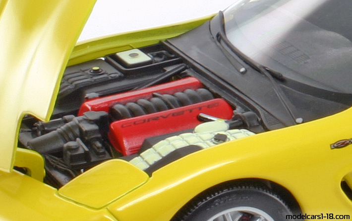 2001 - Chevrolet Corvette C5 Z06 Maisto 1/18 (Жълт) Двигател