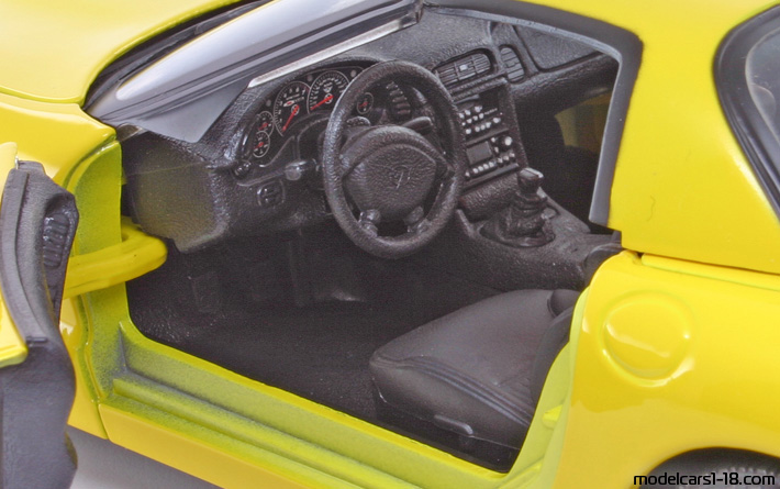 2001 - Chevrolet Corvette C5 Z06 Maisto 1/18 (Жълт) Интериор арматурно табло