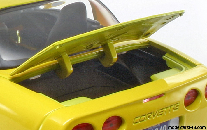 2001 - Chevrolet Corvette C5 Z06 Maisto 1/18 (Жълт) Багажник / Отварящи се фарове