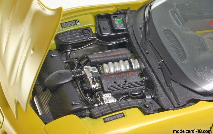 1997 - Chevrolet Corvette C5 Bburago 1/18 (Жълт) Двигател