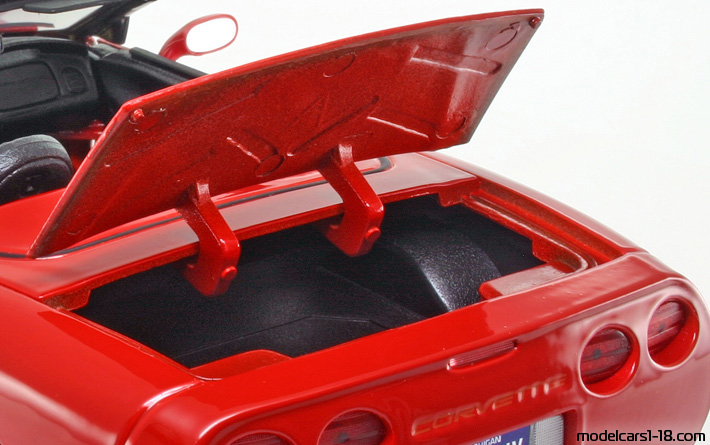1998 - Chevrolet Corvette C5 Maisto 1/18 (Червен) Багажник / Отварящи се фарове