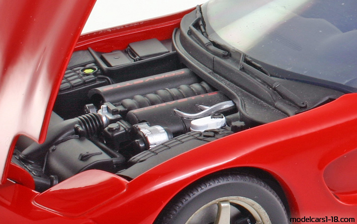 1998 - Chevrolet Corvette C5 UT 1/18 (Червен) Двигател
