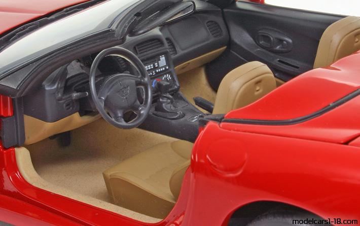 1998 - Chevrolet Corvette C5 UT 1/18 (Червен) Интериор арматурно табло