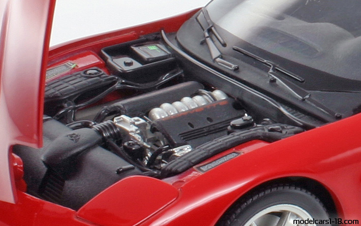 1997 - Chevrolet Corvette C5 Bburago 1/18 (Червен) Двигател