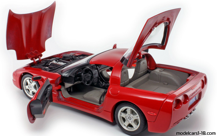 1997 - Chevrolet Corvette C5 Bburago 1/18 (Червен) Отваряеми части