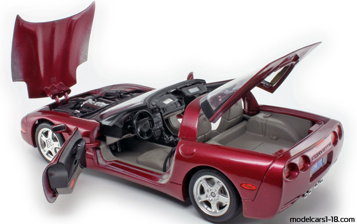 1997 - Chevrolet Corvette C5 Bburago 1/18 (Червен) Отваряеми части