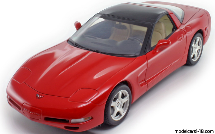 1998 - Chevrolet Corvette C5 UT 1/18 (Червен / Черен) Предна лява страна