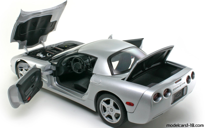 1998 - Chevrolet Corvette C5 UT 1/18 (Сребрист) Отваряеми части