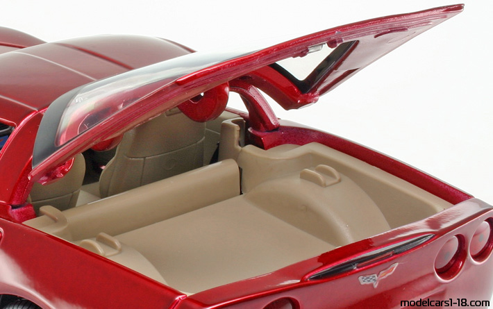 2005 - Chevrolet Corvette C6 Maisto 1/18 (Червен) Багажник / Отварящи се фарове