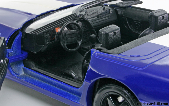 1996 - Chevrolet Corvette Grand Sport C4 Maisto 1/18 (Син / Бял) Интериор арматурно табло