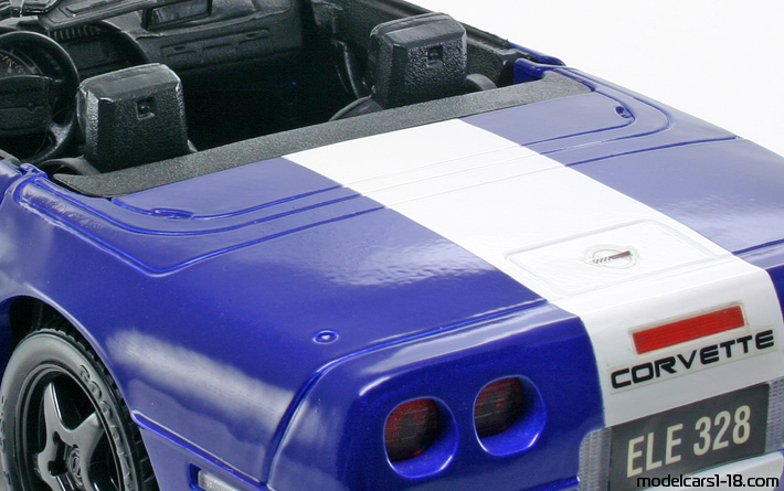 1996 - Chevrolet Corvette Grand Sport C4 Maisto 1/18 (Син / Бял) Багажник / Отварящи се фарове