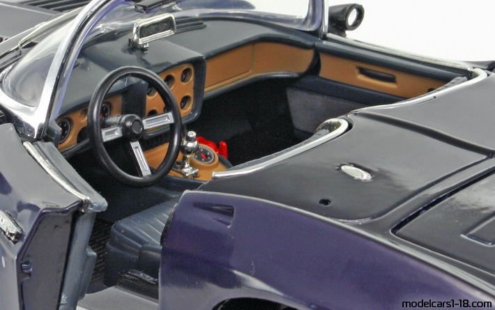 1961 - Chevrolet Corvette Mako Shark Concept Mondo Motors 1/18 (Син) Интериор арматурно табло