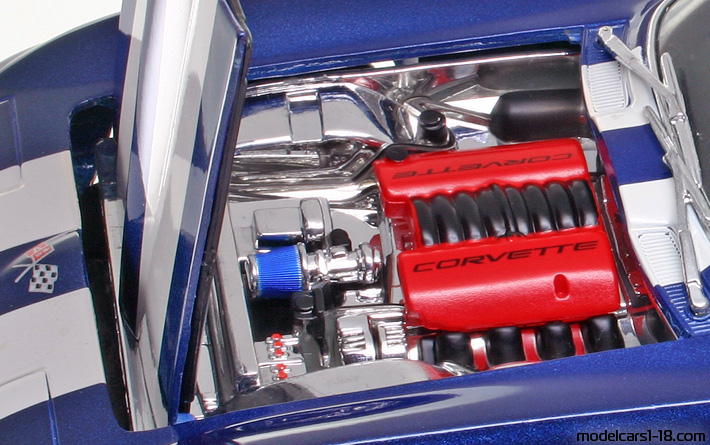 1965 - Chevrolet Corvette Sting Ray C2 Maisto 1/18 (Син / Бял) Двигател