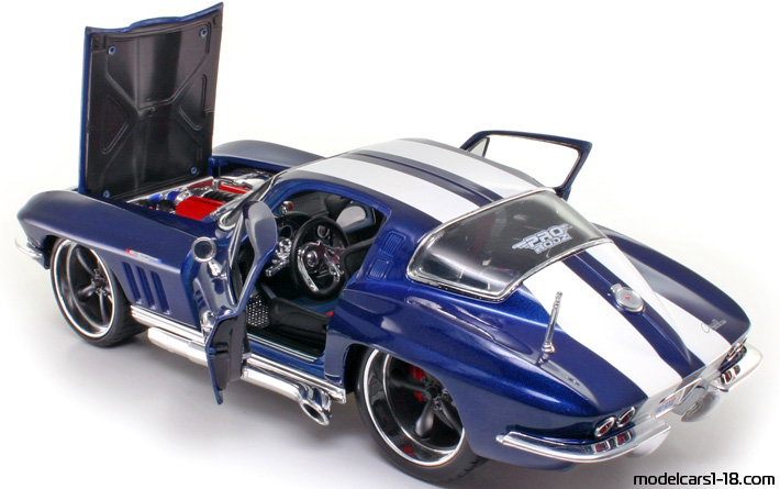 1965 - Chevrolet Corvette Sting Ray C2 Maisto 1/18 (Син / Бял) Отваряеми части