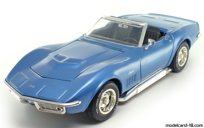 1969 - Chevrolet Corvette Stingray C3 Revell 1/18 (Син) Предна лява страна